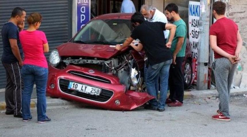 Freni Boşalan Kamyon Park Halindeki Otomobile Çarptı