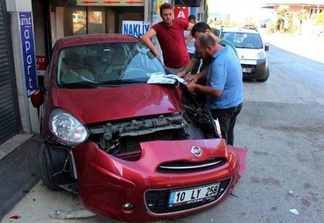 Freni Boşalan Kamyon Park Halindeki Otomobile Çarptı