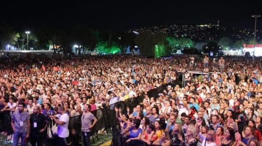Selami Şahin, İzmir Fuarı'nda Konser Verdi