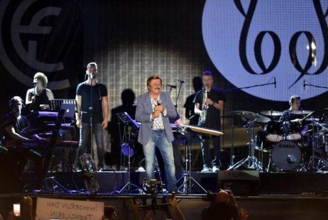 Selami Şahin, İzmir Fuarı'nda Konser Verdi