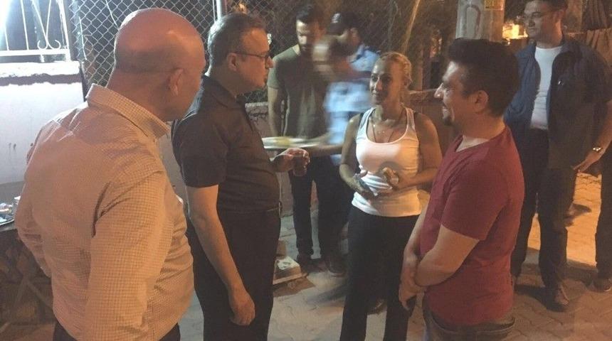 Vali Su, Yol Kontrol&uuml;nden Vatandaşların Bayramını Kutlayıp Baklava İkram Etti