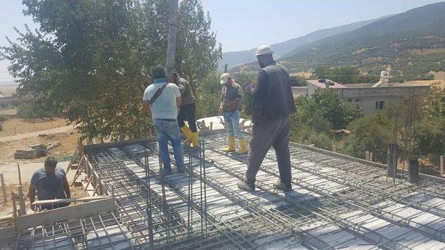 Harabe Bir Evi Bulunan Bozbulut Ailesi İkinci Bayram Sevinci Yaşıyor