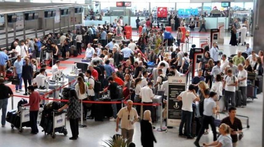 Atat&uuml;rk Havalimanı'nda Bayram Yoğunluğu S&uuml;r&uuml;yor
