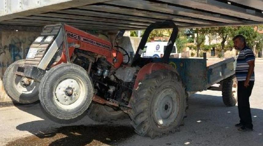 Trakt&ouml;r K&ouml;pr&uuml;n&uuml;n Altına Sıkıştı