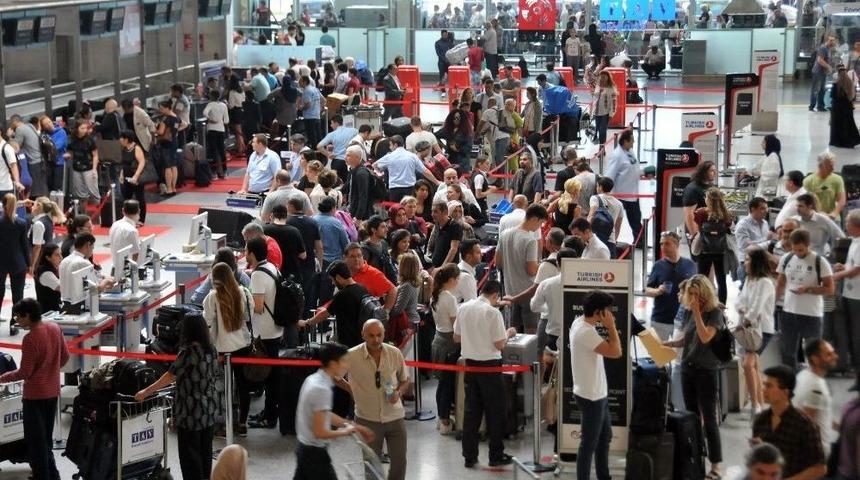 Atat&uuml;rk Havalimanında Bayram Yoğunluğu Devam Ediyor