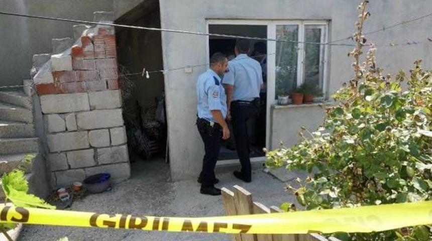 Lise &Ouml;ğrencisi Evinde Boğazından Bı&ccedil;aklanmış Bulundu