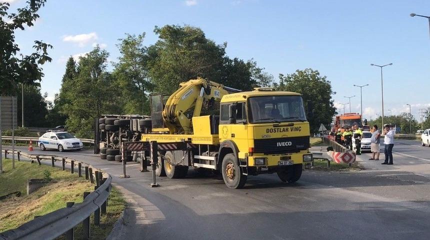 Tem Bağlantı Yolunda Demir Y&uuml;kl&uuml; Kamyon Devrildi