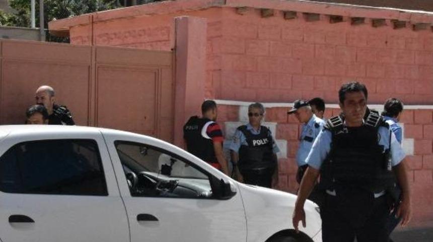 Silahla Rehin Alma Iddiası, Polisi Alarma Ge&ccedil;irdi