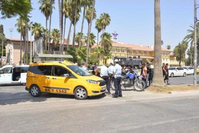 Adana'da Taksi 'yunus' Motosikletine Çarptı; 2 Polis Yaralandı