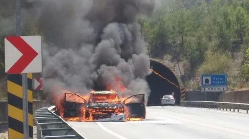 Seyir Halindeki Otomobil Alev Alev Yandı