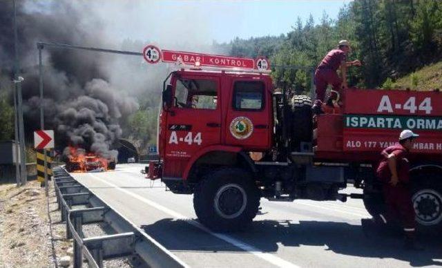 Seyir Halindeki Otomobil Alev Alev Yandı