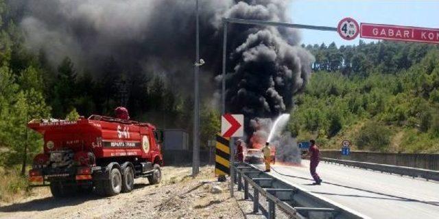 Seyir Halindeki Otomobil Alev Alev Yandı