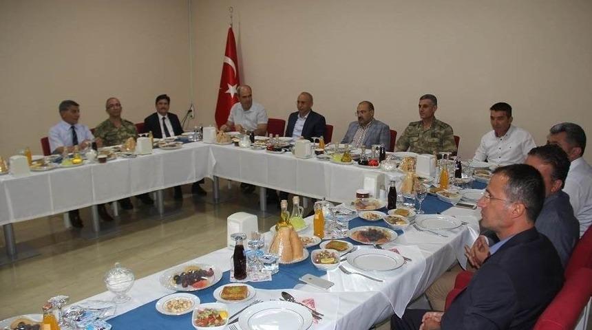 Emniyet M&uuml;d&uuml;r&uuml; Ve Tugay Komutanı İ&ccedil;in Veda