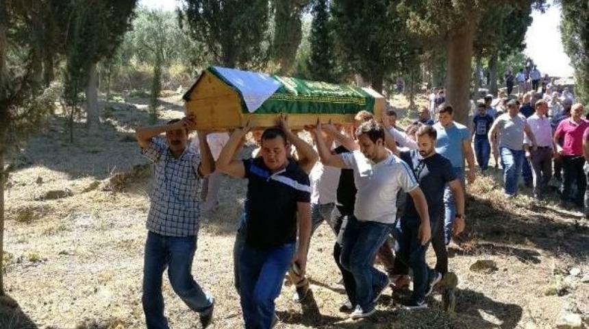 Ablasının &Ccedil;akmakla Oynarken &Ccedil;ıkardığı Yangında &Ouml;len Minik H&uuml;seyin G&ouml;zyaşlarıyla Toprağa Verildi