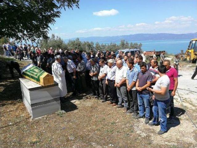 Ablasının Çakmakla Oynarken Çıkardığı Yangında Ölen Minik Hüseyin Gözyaşlarıyla Toprağa Verildi