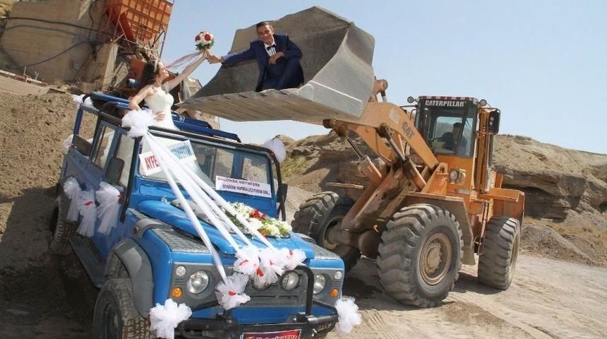 D&uuml;ğ&uuml;n T&ouml;reni &Ouml;ncesinde Evlilik Teklifini Kep&ccedil;enin &Uuml;zerinde Yaptı