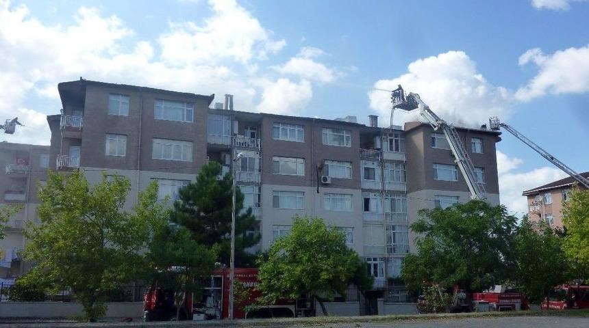Tuzla&rsquo;da Birbirine Bitişik 4 Binanın &Ccedil;atısı Alev Alev Yandı