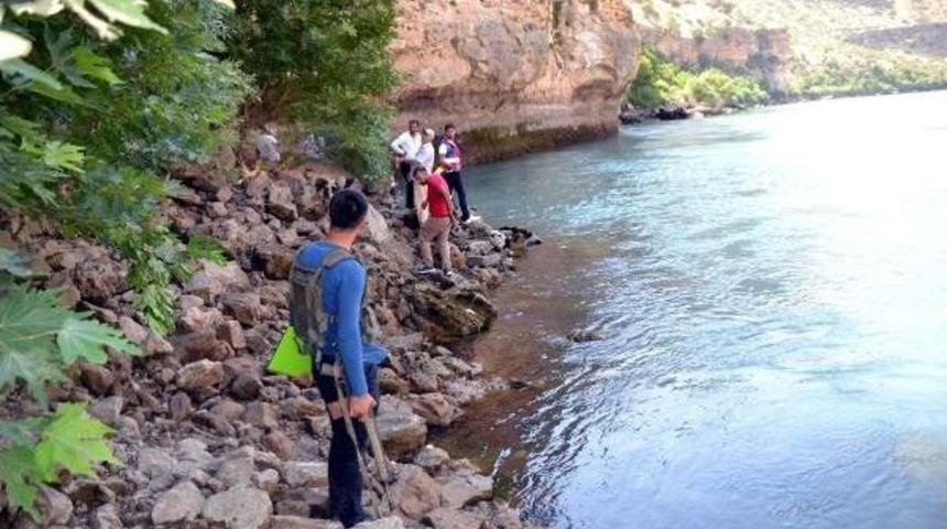 Otomobil Botan Çayı'na Uçtu: 1 Yaralı, 1 Kayıp