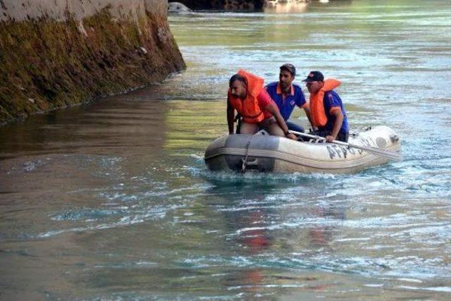 Otomobil Botan Çayı'na Uçtu: 1 Yaralı, 1 Kayıp