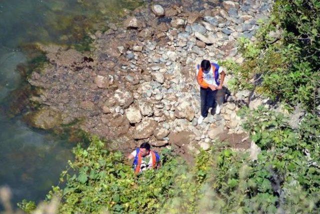 Otomobil Botan Çayı'na Uçtu: 1 Yaralı, 1 Kayıp