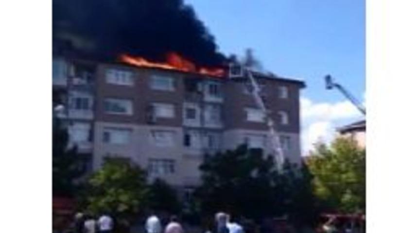 Tuzla'da Korkutan Çatı Yangını