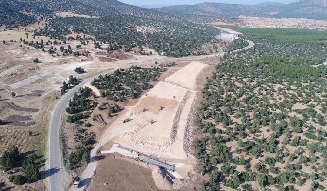 Korkuteli-elmalı B&ouml;l&uuml;nm&uuml;ş Yol &Ccedil;alışmaları S&uuml;r&uuml;yor