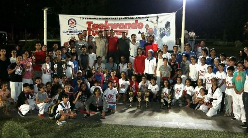 Demokrasi Şehitleri İ&ccedil;in Ringe &Ccedil;ıktılar