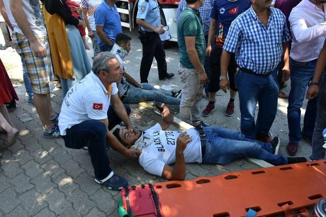 Ağaca &Ccedil;arpan Otomobilde Can Pazarı