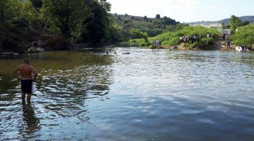 Fındık Iş&ccedil;isi Serinlemek I&ccedil;in Girdiği Melen &Ccedil;ayı'nda Kayboldu