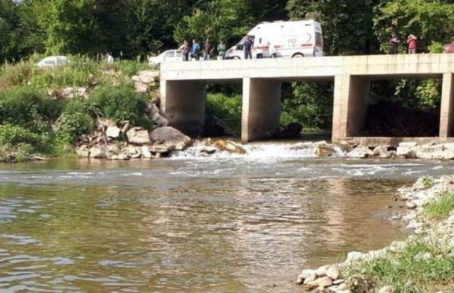 Fındık Işçisi Serinlemek Için Girdiği Melen Çayı'nda Kayboldu