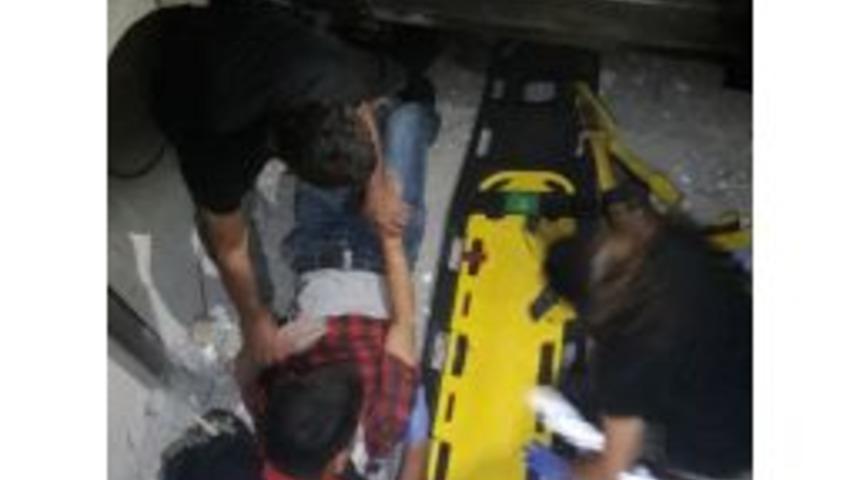 Asans&ouml;r Boşluğuna D&uuml;şen İş&ccedil;i Yaralandı