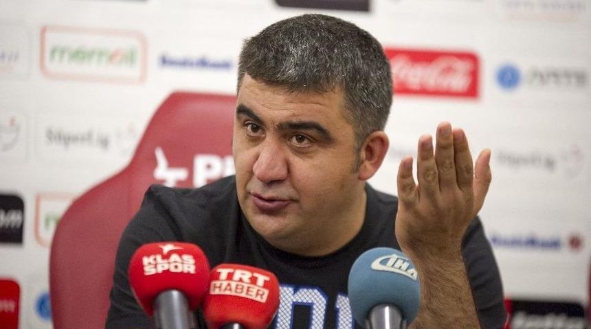 &Uuml;mit &Ouml;zat: "oyuncularımla Gurur Duyuyorum"