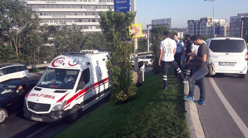 Zeytinburnu&rsquo;da Yol Kenarında Erkek Cesedi Bulundu