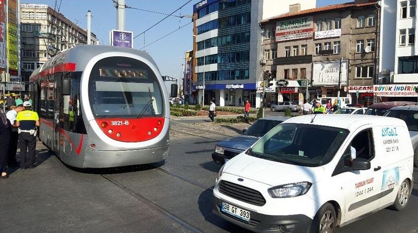 Tramvay Otomobile &Ccedil;arptı, Trafik Aksadı