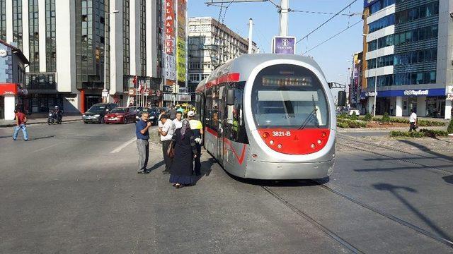 Tramvay Otomobile Çarptı, Trafik Aksadı