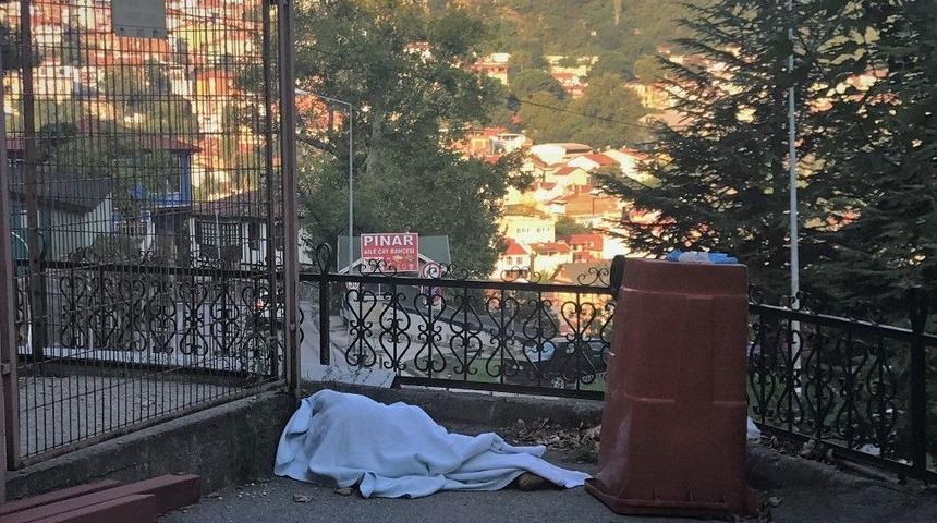 Hastaneden Taburcu Edildi, Sabah Hastane Bah&ccedil;esinde &Ouml;l&uuml; Bulundu