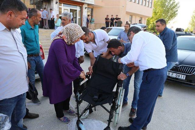 Kaymakam Çetin’den Engelli Vatandaşa Tekerlekli Sandalye