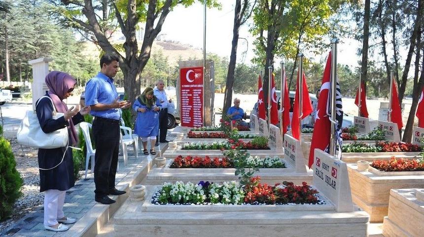 Bayram S&uuml;resince Mezarlıklarda &Ouml;zel D&uuml;zenlemeler