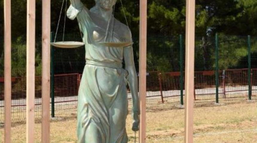 B&uuml;y&uuml;kerşen Tasarladığı Adalet Heykeli'ni Dha'ya Anlattı