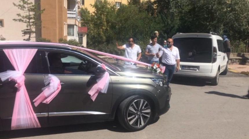 Erzurumlu Damat Gelinin &Uuml;zerine Karpuz İ&ccedil;erisinden G&uuml;ller Savurdu, G&uuml;vercin U&ccedil;urdu