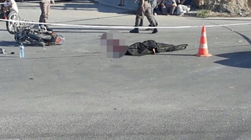 Motosiklet Kavşakta Servis Minib&uuml;s&uuml;ne &Ccedil;arptı: 1 &Ouml;l&uuml;