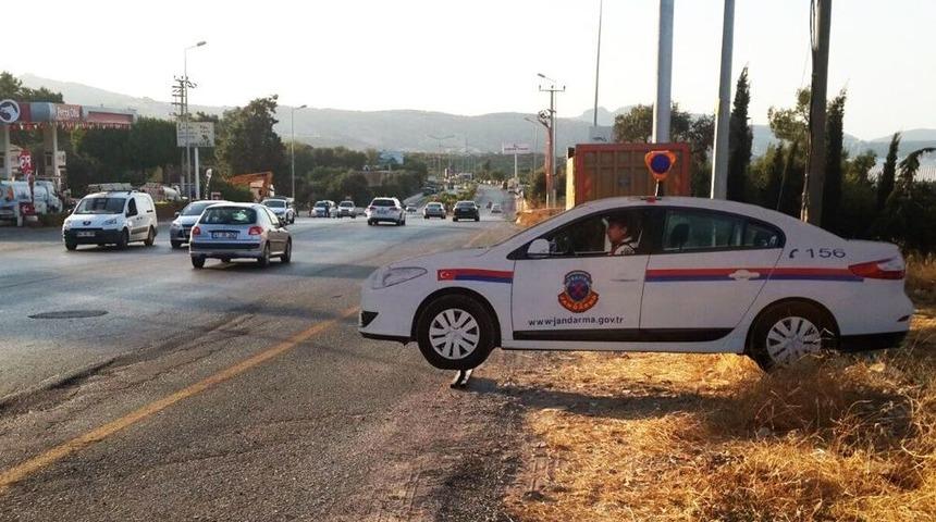 Tatilcileri Jandarma Ve Polis Maketleri Karşılıyor