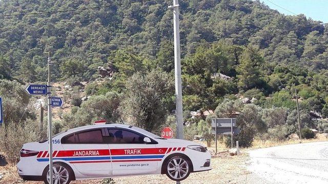 Tatilcileri Jandarma Ve Polis Maketleri Karşılıyor