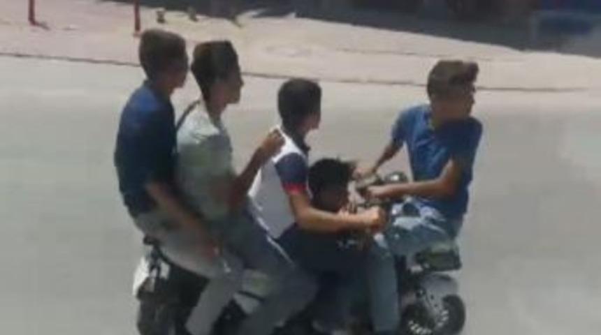 Şarjlı Bisiklete 5 Kişi Binip Ters Y&ouml;nde Gittiler