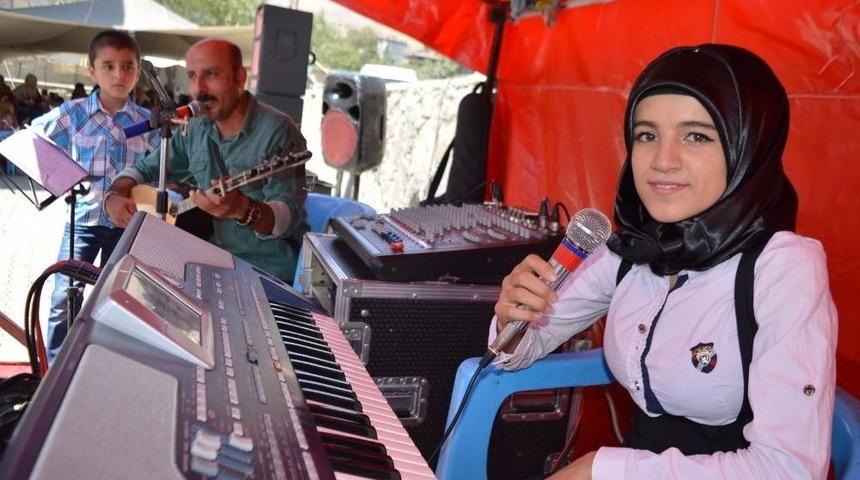 Lise &Ouml;ğrencisi, Sesiyle Herkesi Kendisine Hayran Bırakıyor