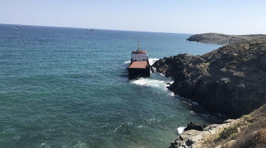 Sarıyer&rsquo;de İkiye B&ouml;l&uuml;nen Geminin &Ouml;n Kısmı Battı