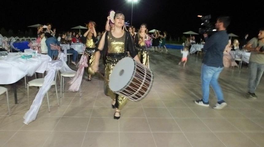 Burhaniye&rsquo;de Kadın Davulcu İlgi Odağı Oldu