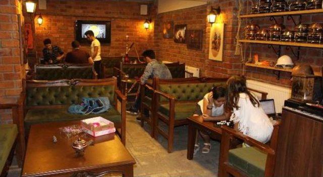 Kafenin Duvarındaki 1 Lirayı Bulana 11 Bin Lira Ödül