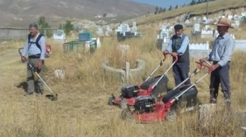 &Ccedil;aldıran&rsquo;da Mezarlık Temizliği