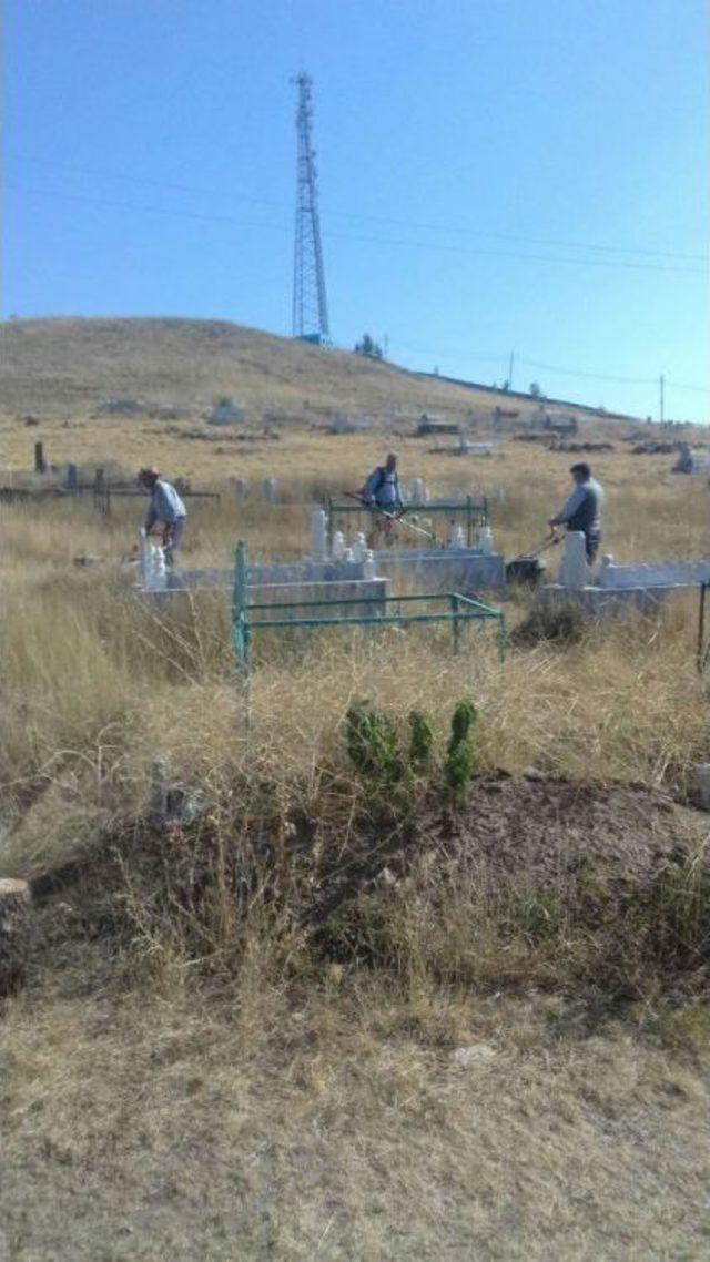 Çaldıran’da Mezarlık Temizliği 1